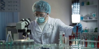 实验室工作人员研究血液样本以检测病理，医学研究