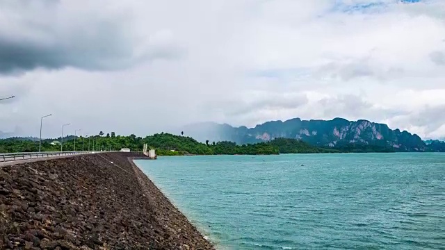 时间推移拍摄的大坝与热带森林和山与雨和风暴云的背景