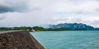 时间推移拍摄的大坝与热带森林和山与雨和风暴云的背景