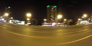 快速城市驾驶夜间道路时间推移侧视图循环