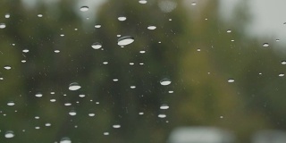 下雨天驾驶汽车慢动作，挡风玻璃视野-汽车前灯，树木