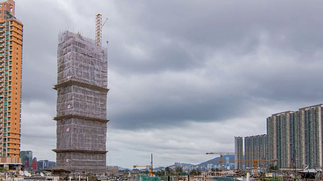在香港这个大都市的背景下，建造摩天大楼时施工设备的操作