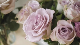 冰箱里的花是给花店的。婚礼和节日装饰。春天的花束。视频素材模板下载