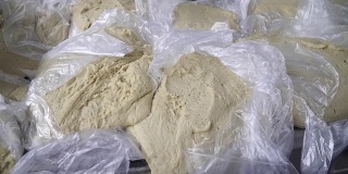 面包房中面包房产品的生产面包师揉面团来烤小面包。