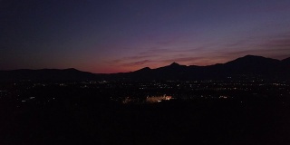 从上面的视频。意大利山脉背后令人难以置信的日落鸟瞰图。