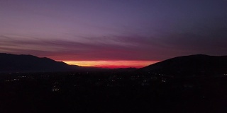 从上面的视频。意大利山脉背后令人难以置信的日落鸟瞰图。