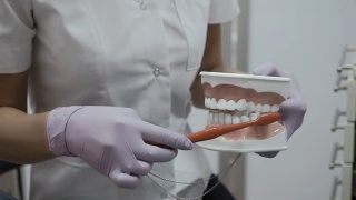 牙医教我们如何用牙刷刷牙视频素材模板下载