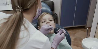 一个小男孩在牙医招待会上