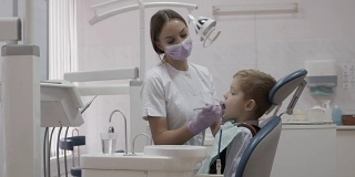 可爱的小男孩在牙医的招待会上
