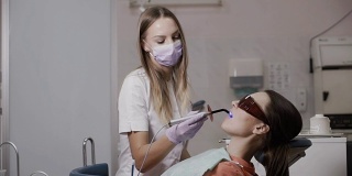 牙医使用牙科聚合灯