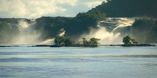 委内瑞拉卡奈马的埃尔哈查瀑布。卡奈玛是一个以自然美景和无数瀑布闻名于世的地方。