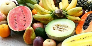 混合水果与苹果，香蕉，橙子等木制背景-健康的饮食风格