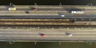 空中从上到下的视图拍摄的交通在汽车桥上。4 k的视频