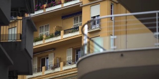 欧洲城市多层公寓的窗户，鲜花阳台