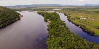 萨尔托哈查附近的卡劳河的鸟瞰图。卡奈马国家公园泻湖。下午的观点，拉格兰萨巴纳，玻利瓦尔州，委内瑞拉。卡奈马国家公园泻湖。委内瑞拉。卡奈玛是一个以自然美景和无数美景闻名于世的地方