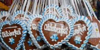 在德国慕尼黑，世界闻名的巴伐利亚啤酒节上，装饰着美丽的彩色釉姜饼