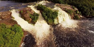 卡奈马国家公园泻湖瀑布鸟瞰图。卡奈玛是一个以自然美景和无数瀑布闻名于世的地方。卡奈马是世界各地的旅游胜地。