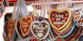 在德国慕尼黑，世界闻名的巴伐利亚啤酒节上，装饰着美丽的彩色釉姜饼