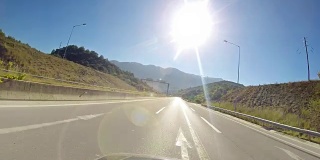 4k车辆视角在高速公路上朝着sun 2160p行驶