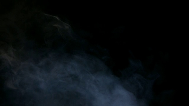 白色烟雾孤立在黑色背景