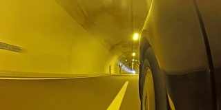 4K车在隧道中快速行驶，时间间隔2160p