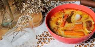 美味的辛辣亚洲食物，冬阴汤是一种辛辣的泰国汤
