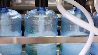 CU机器旋转全塑料水瓶视频素材模板下载
