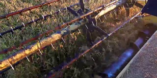 结合收获的小麦与田野的视角，索尼4K拍摄