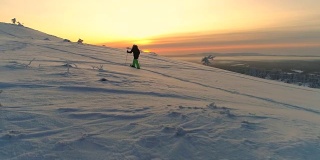 天线:在日出时，积极的妇女穿着雪鞋探索冰雪覆盖的拉普兰荒野