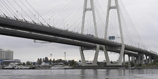大Obukhovsky桥。横跨圣彼得堡涅瓦河的斜拉桥。在阴沉的秋日，俄罗斯最长的公路桥之一