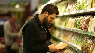 男人在超市选购商品视频素材模板下载