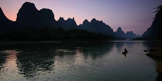 渔民在早上捕鱼，漓江，阳朔，广西桂林，中国