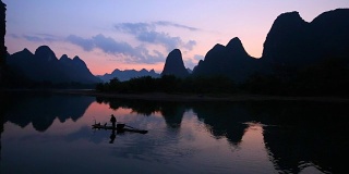 渔民在早上捕鱼，漓江，阳朔，广西桂林，中国