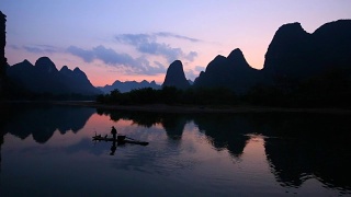 渔民在早上捕鱼，漓江，阳朔，广西桂林，中国视频素材模板下载