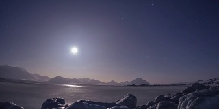 北极光在北极上空。在霍恩松德峡湾附近。