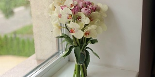 婚礼的兰花花束在窗口特写。