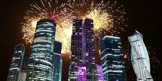 俄罗斯莫斯科国际商务中心摩天大楼上空的烟花