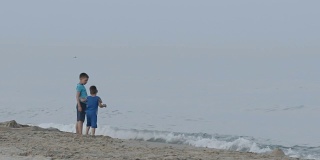 男孩们在海边散步
