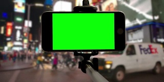 纽约自拍时代广场的人们挤在绿屏chromakey智能手机上