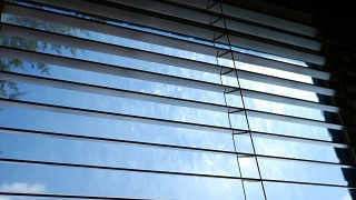 电影《蓝色云》在办公室百叶窗外的时光流逝视频素材模板下载