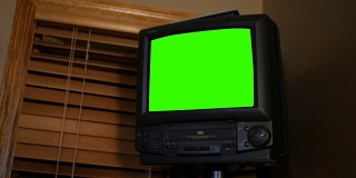 20世纪90年代的绿屏VHS电视挂在办公室墙上