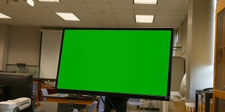 在一个空的大学生物实验室里的绿屏电脑显示器