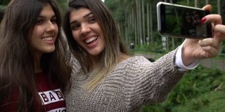在巴西圣保罗的植物园里，姐妹们在自拍