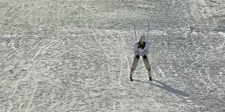 滑雪-年轻的女孩滑雪下来，乐趣在山坡上。超高清4K库存素材