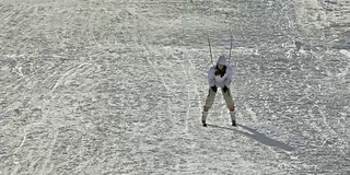 滑雪-年轻的女孩滑雪下来，乐趣在山坡上。超高清4K库存素材