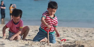 孩子们在海滩上玩耍