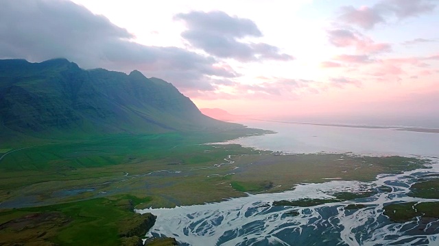 鸟瞰图美丽的山在早上在冰岛