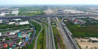 空中交通白天的城市景象。