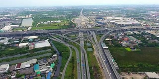 空中交通白天的城市景象。