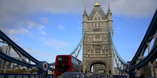 交通穿过伦敦塔桥。塔桥是伦敦的标志
